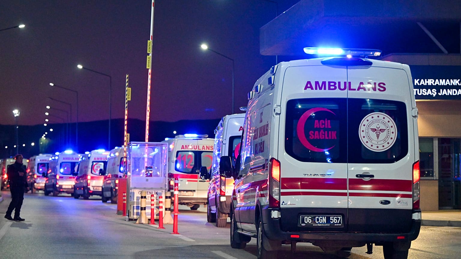 Des ambulances font la queue à l'extérieur de Turkish Aerospace Industries Inc. dans la banlieue d'Ankara, Turquie, mercredi 23 octobre 2024.