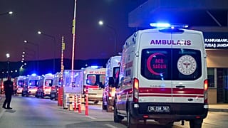 Des ambulances font la queue à l'extérieur de Turkish Aerospace Industries Inc. dans la banlieue d'Ankara, Turquie, mercredi 23 octobre 2024.