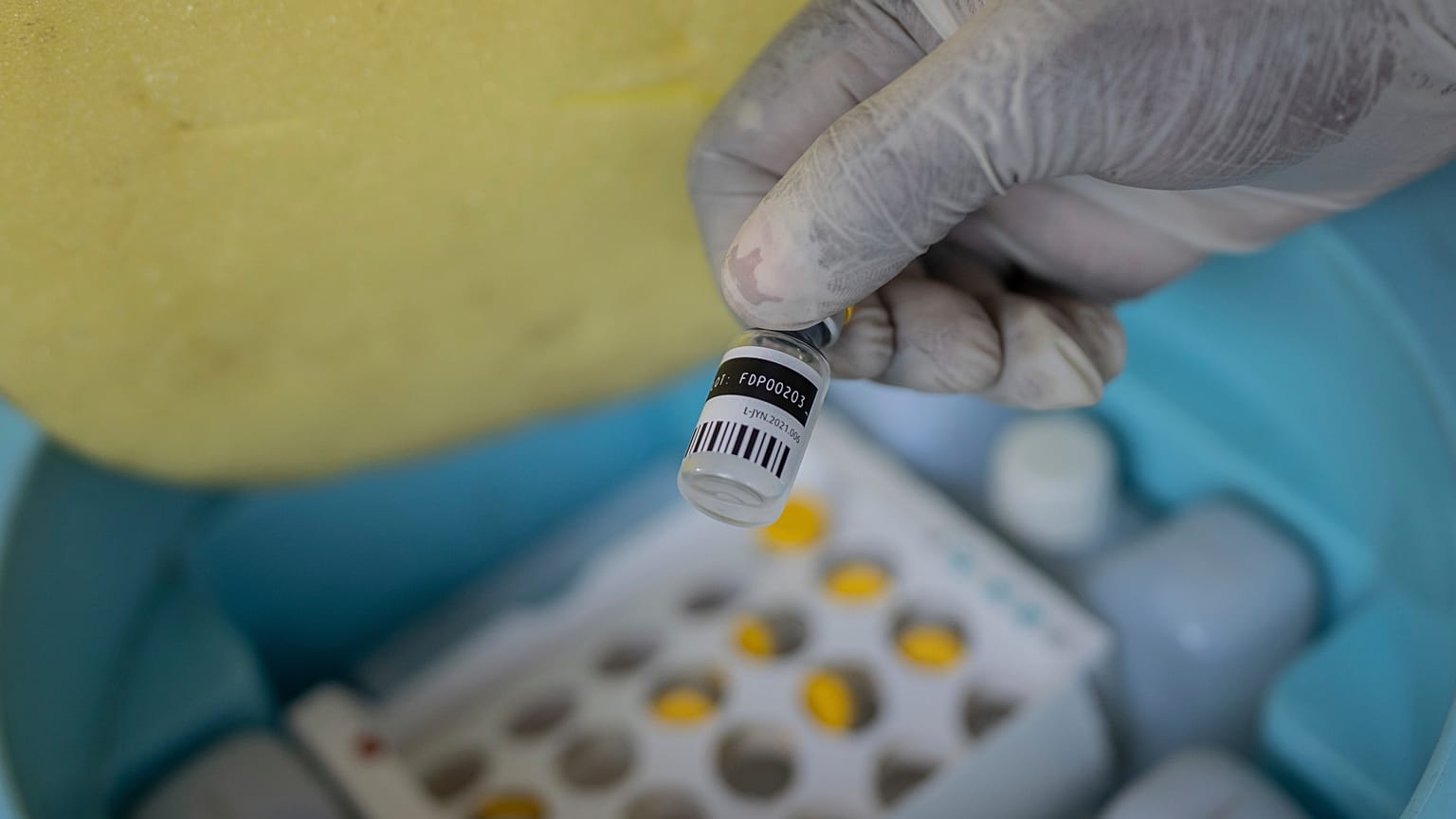 Ekim 2024'te Demokratik Kongo Cumhuriyeti'nde bir hemşire bir şişe mpox aşısı tutuyor.