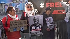Des centaines de personnes à Paris soutiennent Paul Watson, menacé d'extradition vers le Japon pour son activisme.