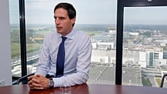 Ο Wopke Hoekstra, Ευρωπαίος Επίτροπος για τη Δράση για το Κλίμα, επισκέπτεται μια εταιρεία τεχνολογίας ημιαγωγών στο Αϊντχόβεν των Κάτω Χωρών