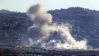 دخان يتصاعد من غارة جوية إسرائيلية على قرية مجدل زون، في هذا المنظر من مدينة صور الجنوبية، جنوب لبنان، الخميس، 24 أكتوبر/تشرين الأول 2024.