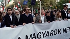 Ο ηγέτης της αντιπολίτευσης Péter Magyar και οι υποστηρικτές του διαδηλώνουν