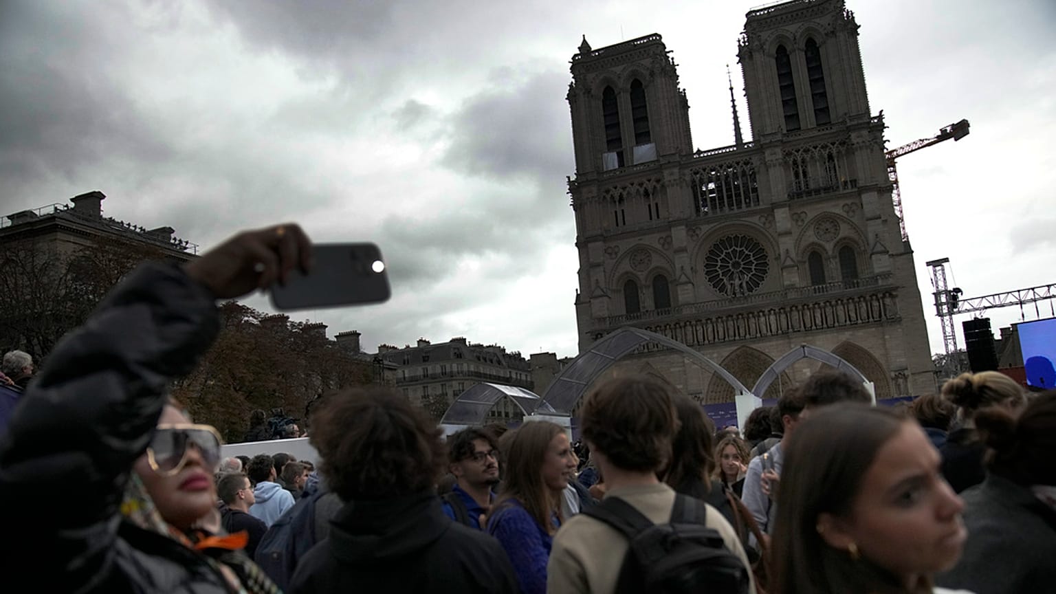 Uluslararası Barış Toplantısı kapsamında Notre-Dame Katedrali önünde düzenlenen ayin, Paris, 24 Eylül 2024 Salı.