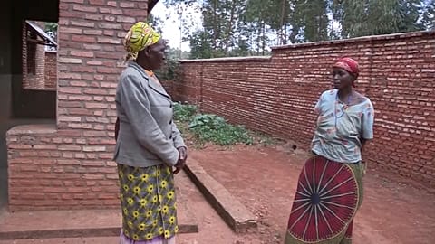 Sylvie Mbonimpa et sa fille Mélanie partagent la salutation mélodique traditionnelle burundaise connue sous le nom d'akazehe.