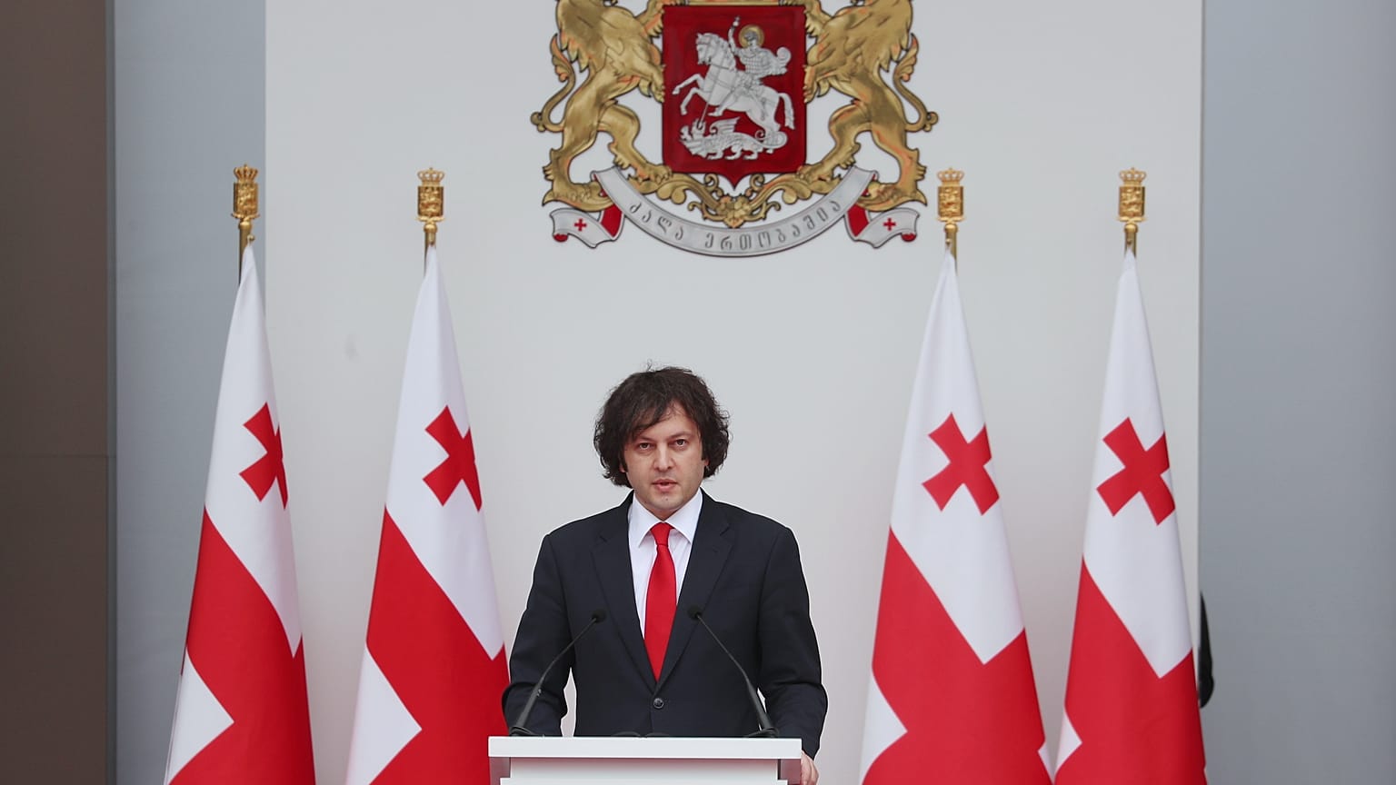 Irakli Kobahidze georgiai miniszterelnök beszél a függetlenség napi ünnepségen Tbilisziben 2024. május 26-án