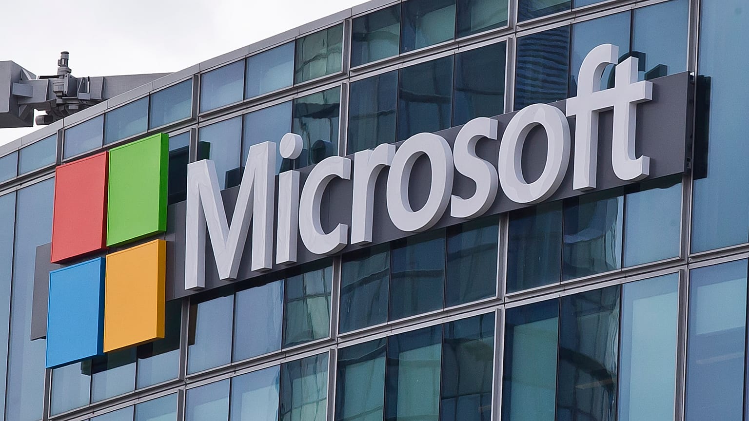 Το λογότυπο της Microsoft στο Issy-les-Moulineaux, έξω από το Παρίσι, Γαλλία, 12 Απριλίου 2016. 