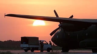 Deutsche Soldaten arbeiten neben einem C-160-Transportflugzeug der Luftwaffe auf dem Flugplatz eines deutschen Militärstützpunkts in Termez in Usbekistan.
