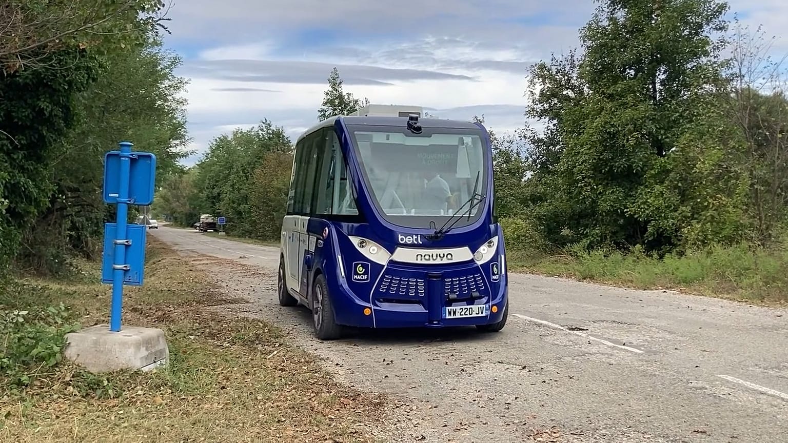 Questa navetta a guida autonoma trasporta persone nella Francia rurale. È il futuro della mobilità?