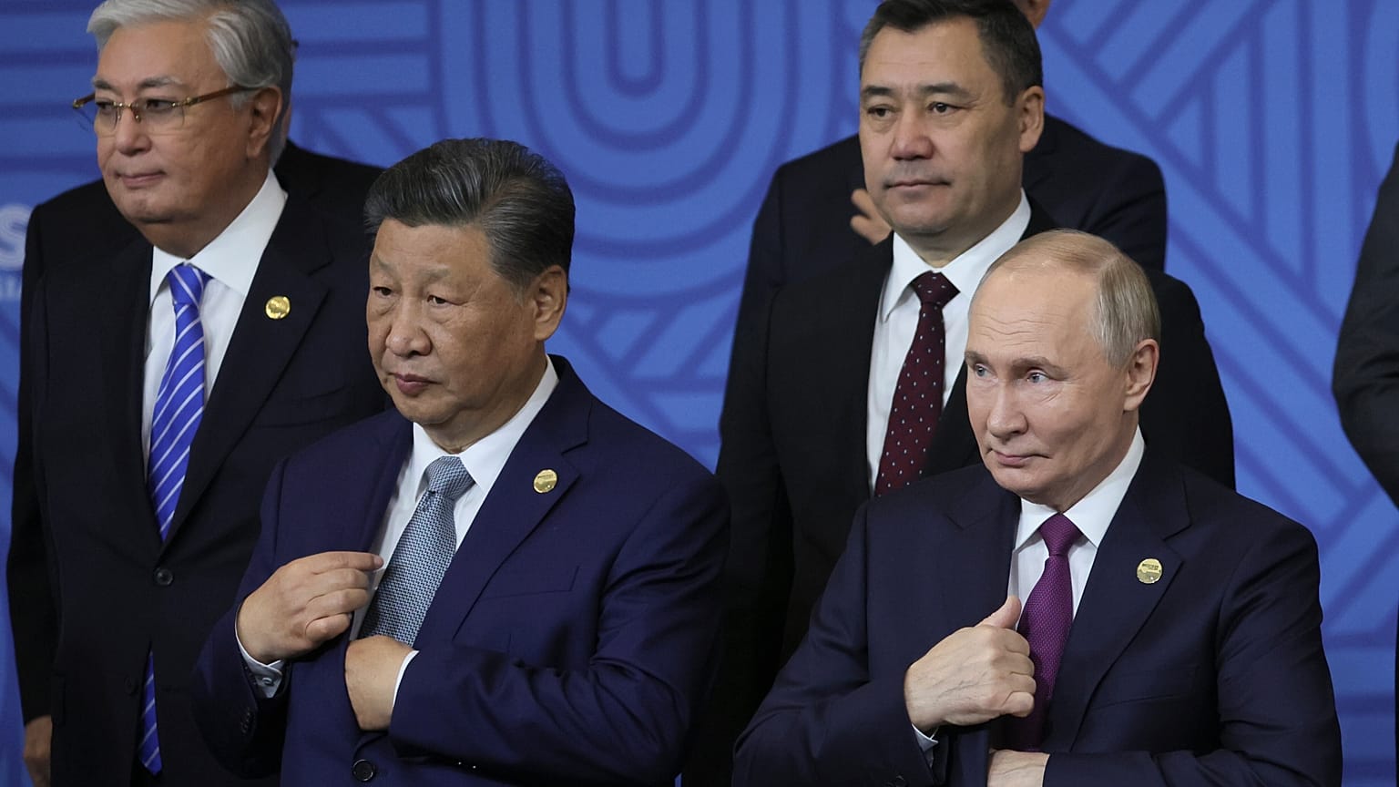 O Presidente chinês, Xi Jinping, à esquerda, e o Presidente russo, Vladimir Putin, participam numa cerimónia fotográfica familiar antes da sessão de formato Outreach/BRICS Plus na Cimeira dos BRICS.