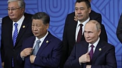 O Presidente chinês, Xi Jinping, à esquerda, e o Presidente russo, Vladimir Putin, participam numa cerimónia fotográfica familiar antes da sessão de formato Outreach/BRICS Plus na Cimeira dos BRICS.