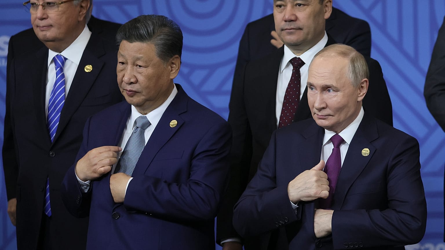 El presidente chino, Xi Jinping, a la izquierda, y el presidente ruso, Vladimir Putin, asisten a una ceremonia en la Cumbre BRICS en Kazán, Rusia, el jueves 24 de octubre.