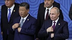El presidente chino, Xi Jinping, a la izquierda, y el presidente ruso, Vladimir Putin, asisten a una ceremonia en la Cumbre BRICS en Kazán, Rusia, el jueves 24 de octubre.