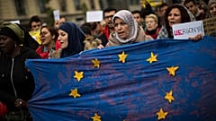 Menekültekkel szolidaritást vállaló tüntetők Barcelonában 2016-ban