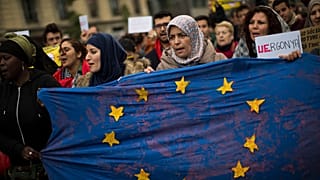 Menekültekkel szolidaritást vállaló tüntetők Barcelonában 2016-ban