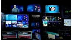 يظهر المذيع نثار نبيل على شاشات الاستوديو وهو يرتدي قناع وجه احتجاجًا على أمر طالبان الجديد بأن تغطي المذيعات وجوههن، أثناء قراءته للأخبار على TOLOnews، في كابول، أفغانستان