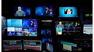 يظهر المذيع نثار نبيل على شاشات الاستوديو وهو يرتدي قناع وجه احتجاجًا على أمر طالبان الجديد بأن تغطي المذيعات وجوههن، أثناء قراءته للأخبار على TOLOnews، في كابول، أفغانستان