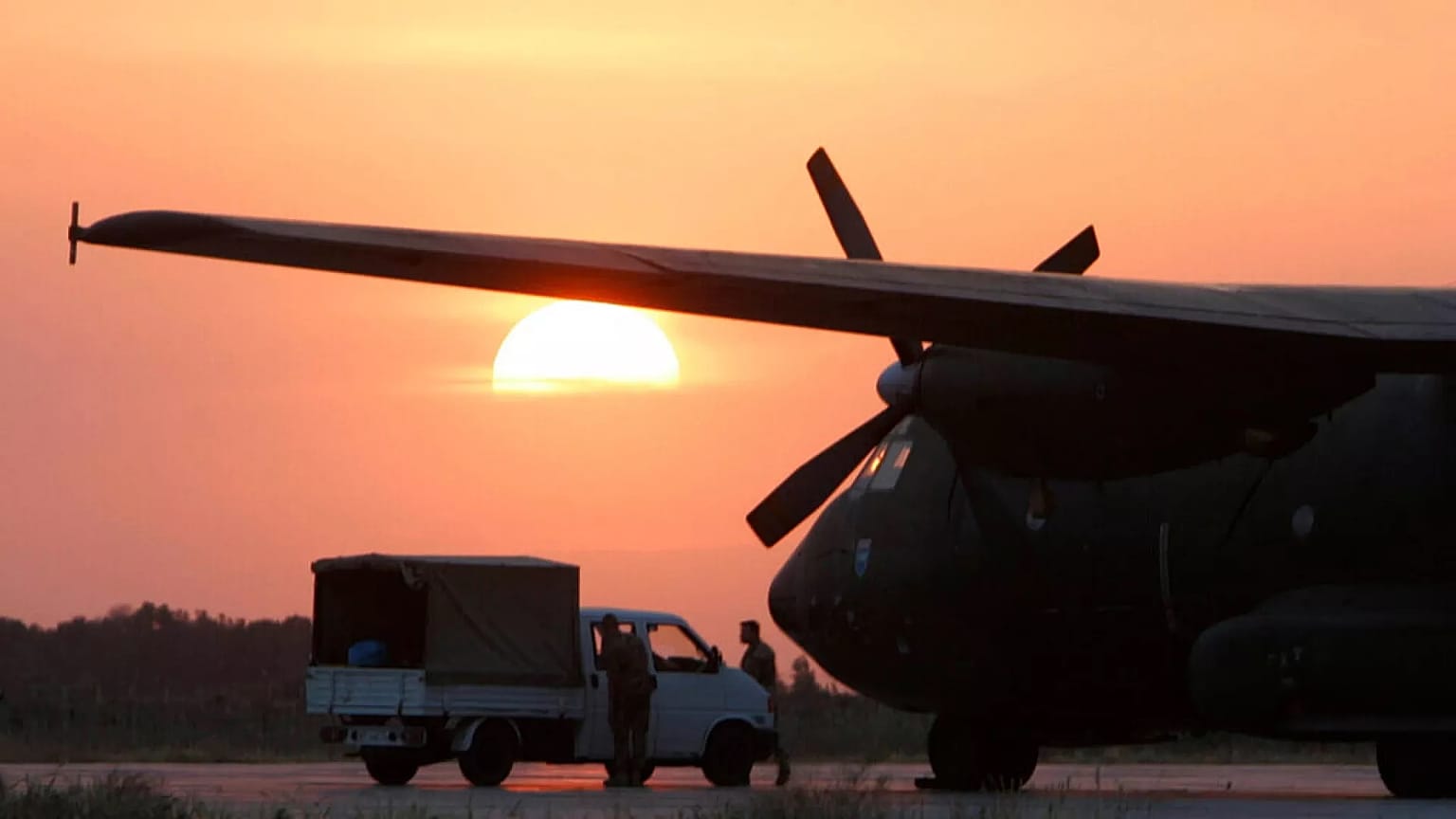 طائرة نقل من طراز C-160 في المطار التابع لقاعدة عسكرية ألمانية