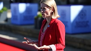 Kaja Kallas észt miniszterelnök érkezik az Európai Politikai Közösség csúcstalálkozójára a blenheimi kastélyba 2024. július 18-án