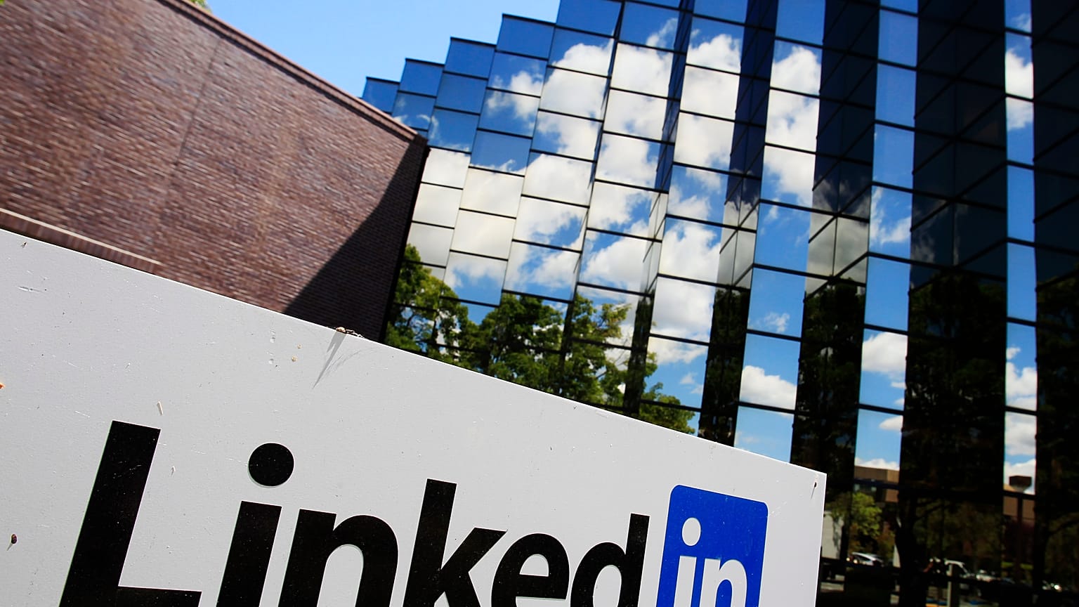 Profesyonel ağ oluşturma Web sitesi LinkedIn Corp. 9 Mayıs 2011, Pazartesi günü Mountain View, Kaliforniya'daki genel merkezinin dışında logosunu sergiliyor.