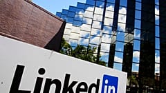 Profesyonel ağ oluşturma Web sitesi LinkedIn Corp. 9 Mayıs 2011, Pazartesi günü Mountain View, Kaliforniya'daki genel merkezinin dışında logosunu sergiliyor.