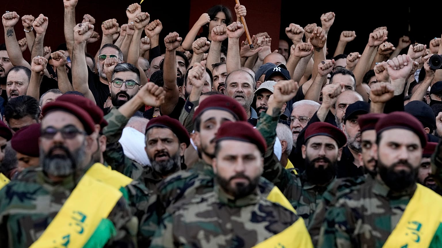 مشيعون يرفعون أيديهم ويرددون الهتافات خلال تشييع مقاتلين من حزب الله قتلوا في الغارة الإسرائيلية يوم الجمعة، في الضاحية الجنوبية لبيروت، لبنان، السبت، 21 سبتمبر/أيلول 2024