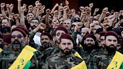 مشيعون يرفعون أيديهم ويرددون الهتافات خلال تشييع مقاتلين من حزب الله قتلوا في الغارة الإسرائيلية يوم الجمعة، في الضاحية الجنوبية لبيروت، لبنان، السبت، 21 سبتمبر/أيلول 2024