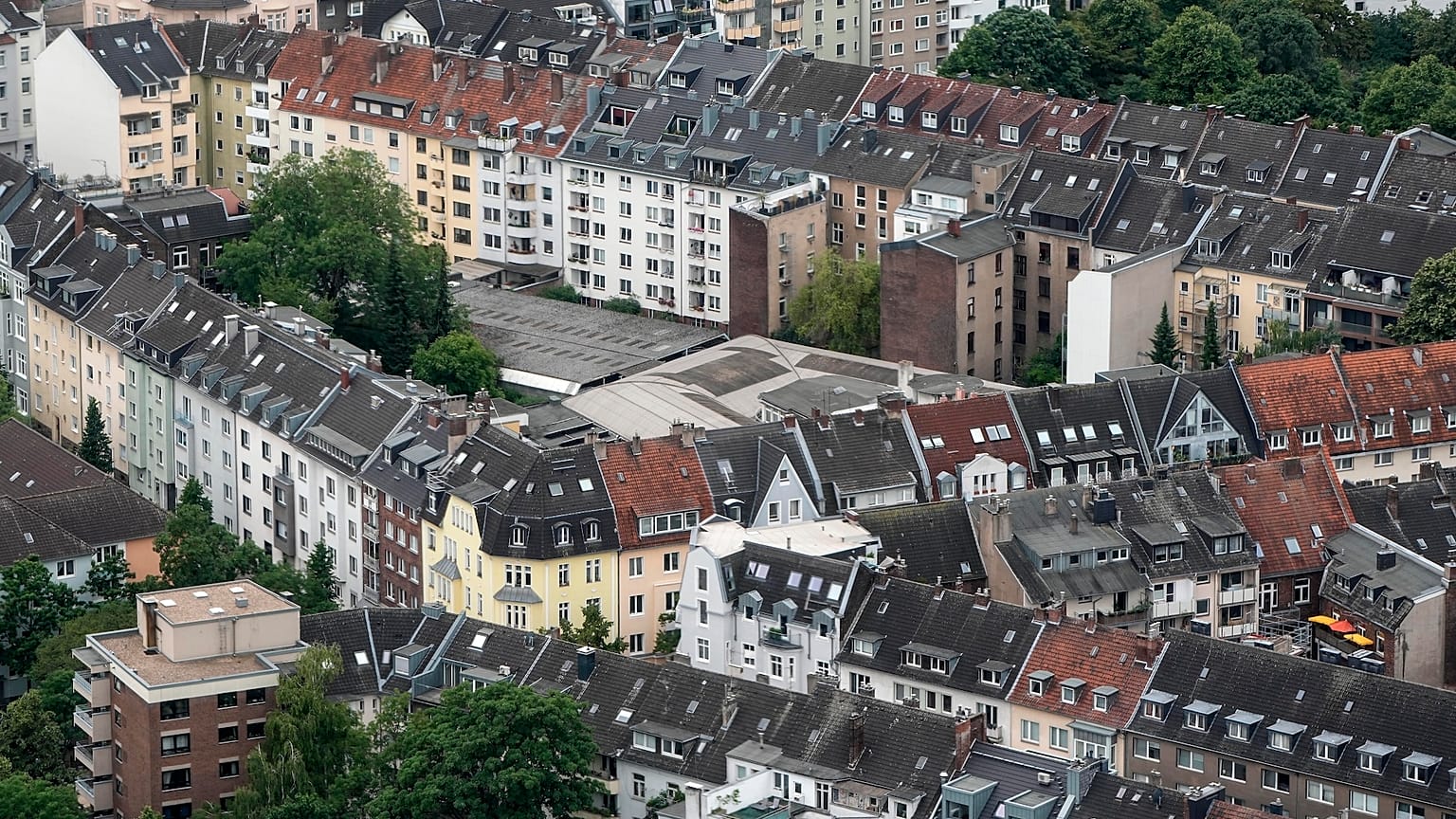 A képen lakóházak Düsseldorfban, Németországban.