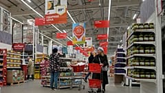 Vásárlók az Auchan egyik oroszországi üzletében Szentpétervárott 2024. október 24-én