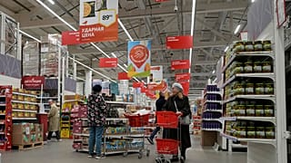 Vásárlók az Auchan egyik oroszországi üzletében Szentpétervárott 2024. október 24-én
