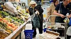 Pessoas compram fruta num hipermercado em Moscovo, Rússia, a 3 de novembro de 2023.