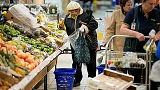 Pessoas compram fruta num hipermercado em Moscovo, Rússia, a 3 de novembro de 2023.