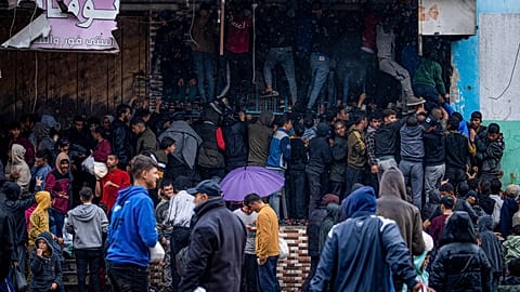 Gaza, la fila per il pane