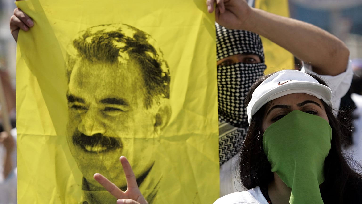 Bir eylemci, Kürdistan İşçi Partisi (PKK) lideri Abdullah Öcalan'ın fotoğrafının yer aldığı bir dövizi taşıyor, İstanbul, 3 Eylül 2006