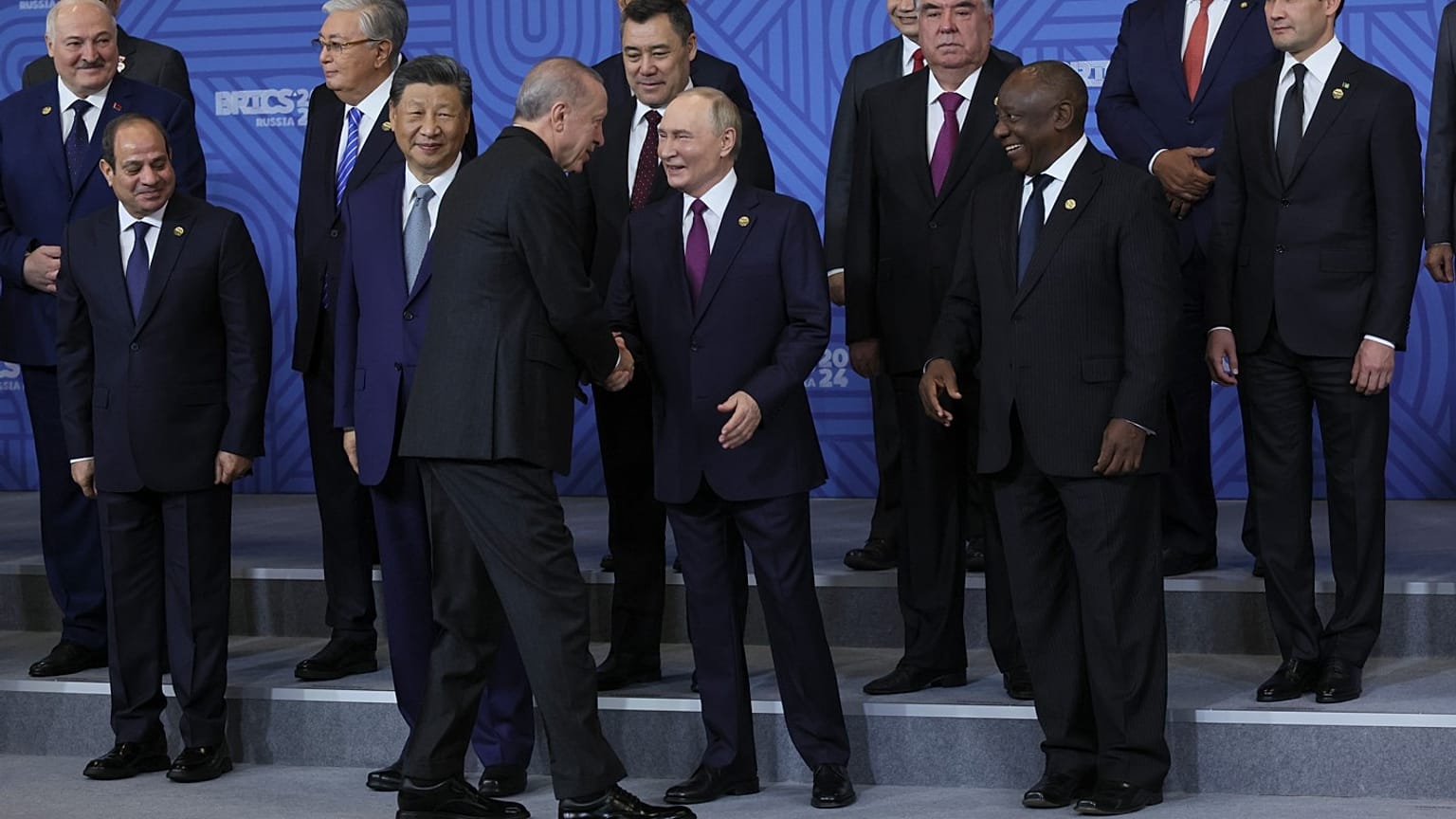 Cumhurbaşkanı Recep Tayyip Erdoğan, BRICS zirvesinde kendisi için ayrılan yere geçmeden önce Rusya Devlet Başkanı Vladimir Putin ile selamlaşıyor, 24 Ekim 2024