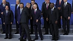 Cumhurbaşkanı Recep Tayyip Erdoğan, BRICS zirvesinde kendisi için ayrılan yere geçmeden önce Rusya Devlet Başkanı Vladimir Putin ile selamlaşıyor, 24 Ekim 2024
