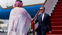 Katar Dışişleri Bakanlığı Protokol Müdürü İbrahim Fakro, ABD Dışişleri Bakanı Antony Blinken'ı Doha'da karşılıyor, 24 Ekim 2024