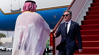 Katar Dışişleri Bakanlığı Protokol Müdürü İbrahim Fakro, ABD Dışişleri Bakanı Antony Blinken'ı Doha'da karşılıyor, 24 Ekim 2024