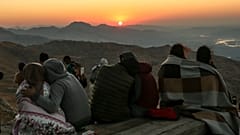 Menzil'in de yer aldığı Adıyaman'ın Kahta ilçesinde bulunan Nemrut Dağı'nda insanlar gün batımını seyrediyor, 13 Ağustos 2022