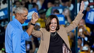 Eski Başkan Barack Obama bir mitingde kendisini tanıttıktan sonra Demokrat başkan adayı Başkan Yardımcısı Kamala Harris ile el ele tutuştu.