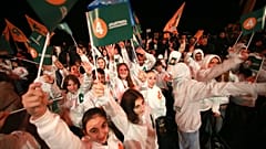 Anhänger des Oppositionsbündnisses „Koalition für den Wandel“ nehmen an einer Kundgebung vor den bevorstehenden Parlamentswahlen in der westlichen Stadt Zugdidi, Georgien, am 