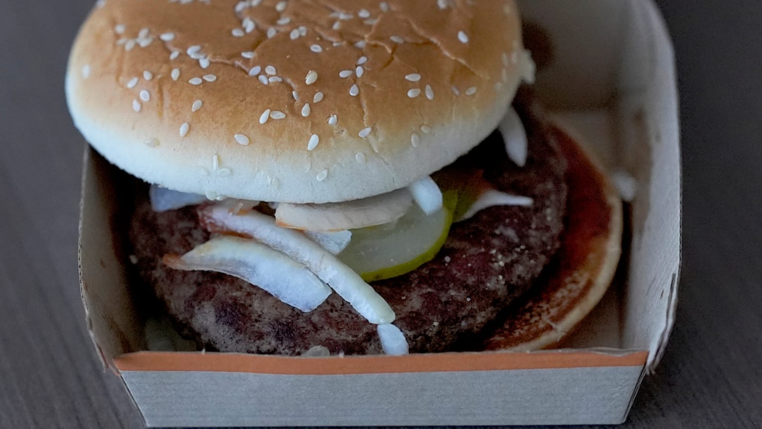 Tömegesen szabadulnak a gyorséttermek a hagymától szendvicseikből a McDonalds ügye után
