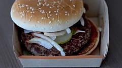 Tömegesen szabadulnak a gyorséttermek a hagymától szendvicseikből a McDonalds ügye után