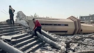 مواطنون يشاهدون مسجداً دمره القصف الإسرائيلي في مدينة خان يونس جنوب قطاع غزة، الجمعة 25 أكتوبر 2024.