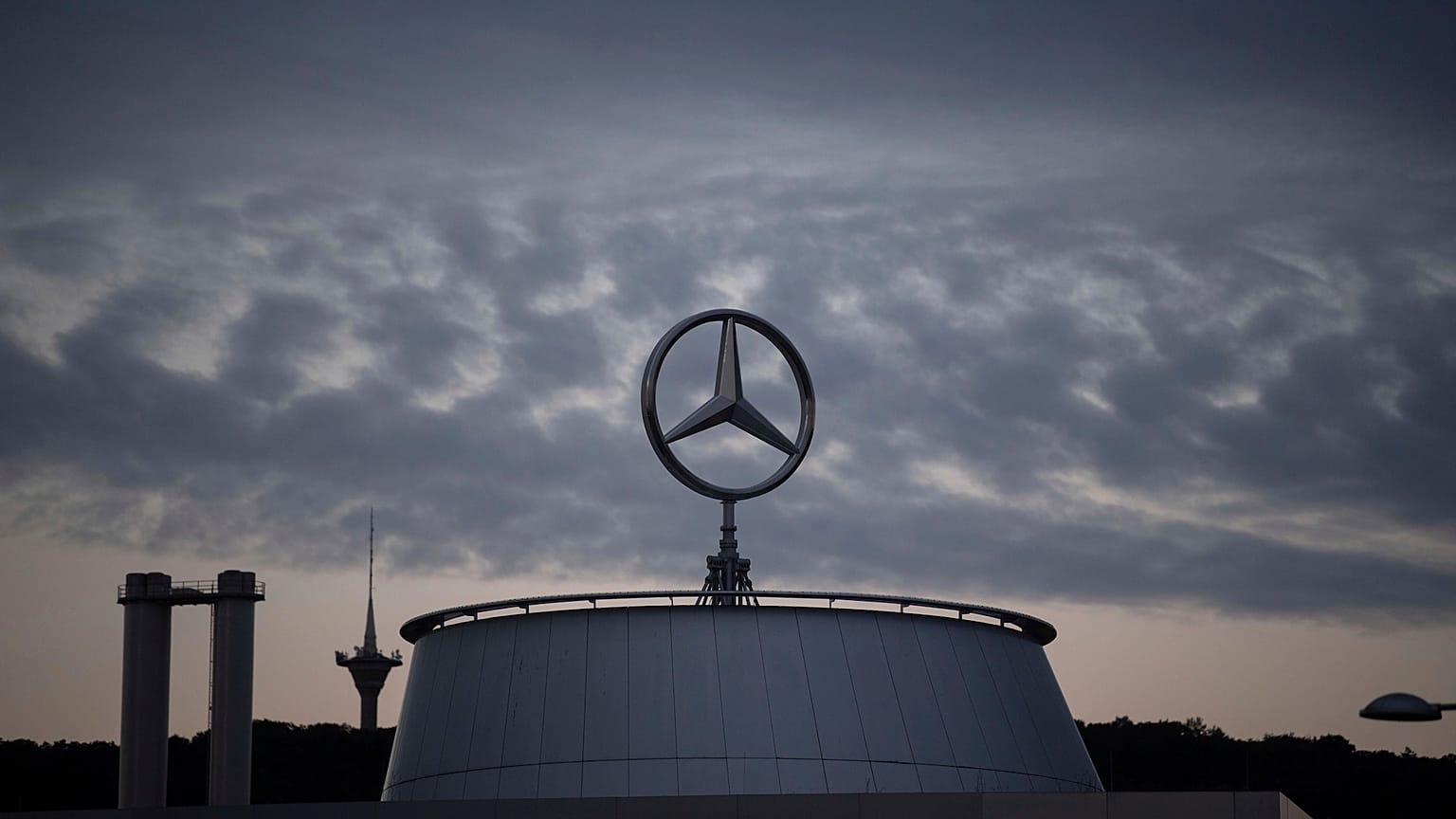 Mercedes logosu, Almanya'nın Stuttgart kentindeki Mercedes Benz genel merkezinde görülüyor, 2020