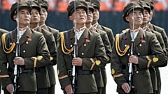Nordkoreanische Soldaten stehen während einer Militärparade am Samstag, 15. April 2017, in Pjöngjang, Nordkorea, stramm. 