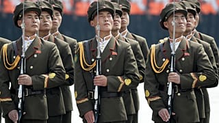 Nordkoreanische Soldaten stehen während einer Militärparade am Samstag, 15. April 2017, in Pjöngjang, Nordkorea, stramm. 
