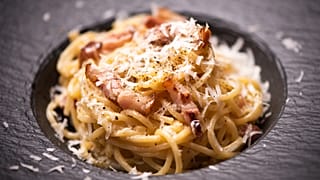 Egy tányér spagetti carbonara.