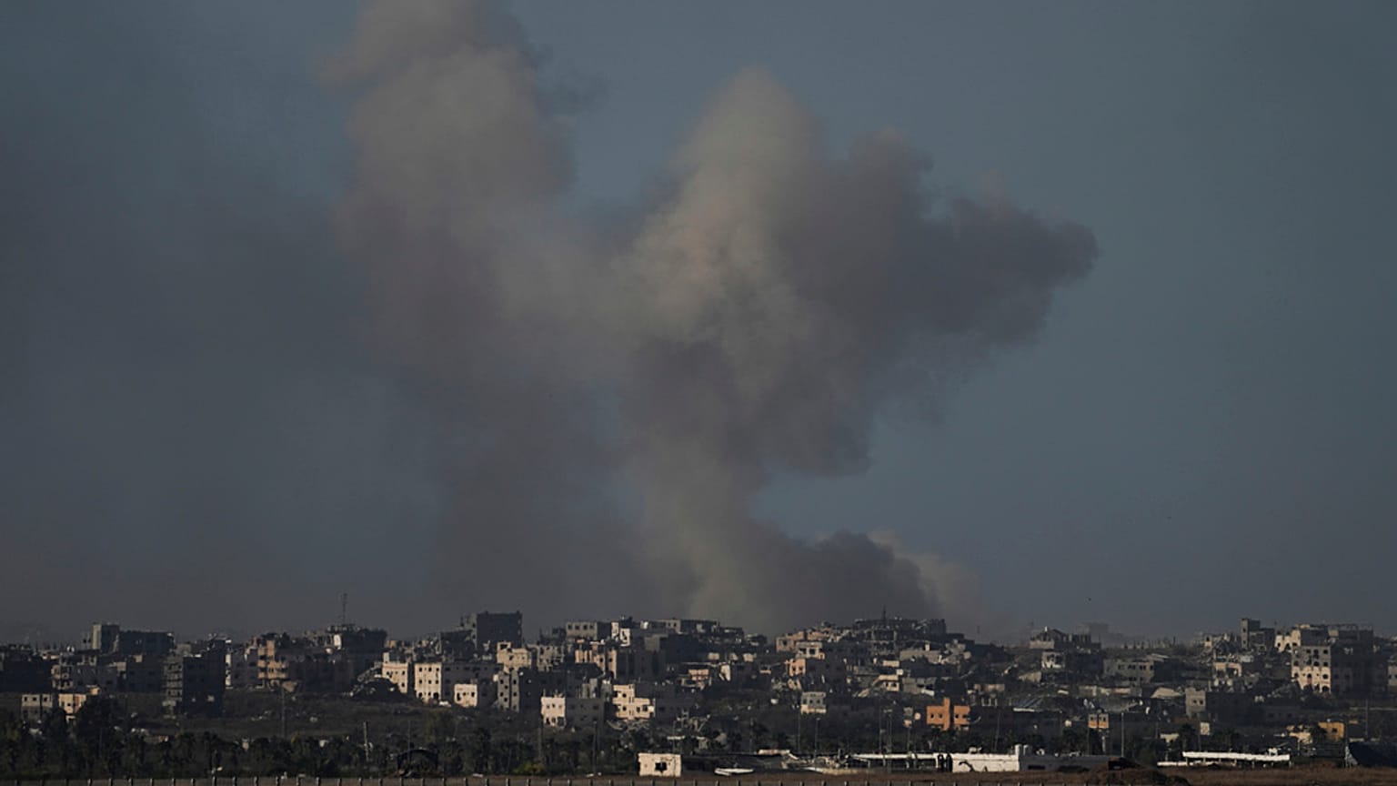 Mindestens 38 Menschen sind am Freitag in Chan Junis bei einem israelischen Luftangriff getötet worden.
