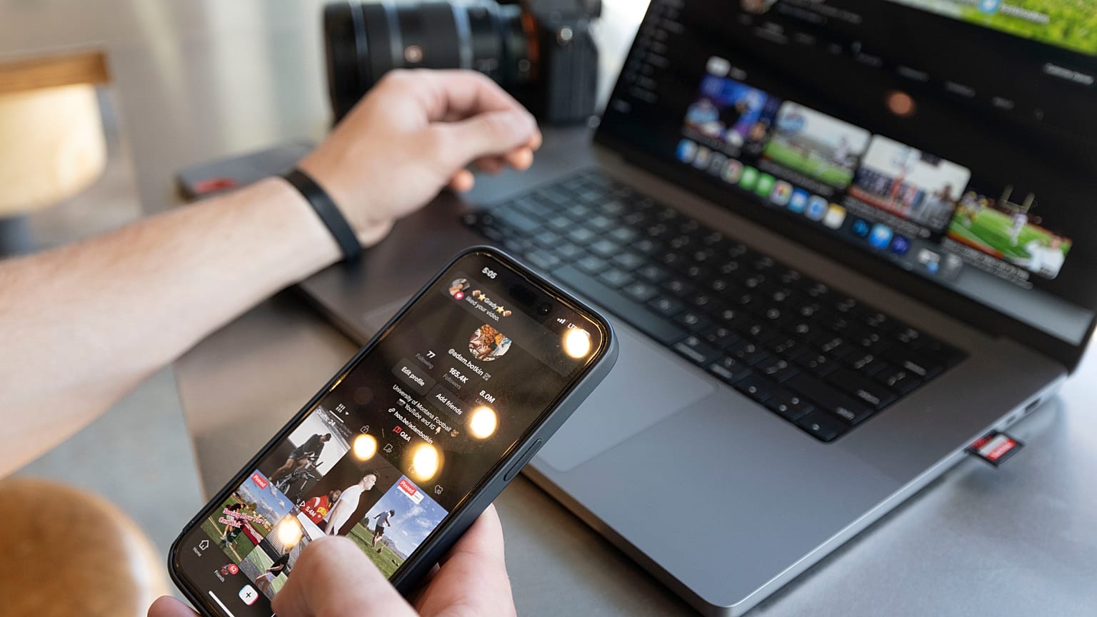 Un influencer de TikTok edita un video para una publicación en línea.